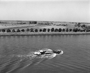 855878 Afbeelding van een klein vrachtschip op het Amsterdam-Rijnkanaal te Utrecht, met op de achtergrond de polder ...